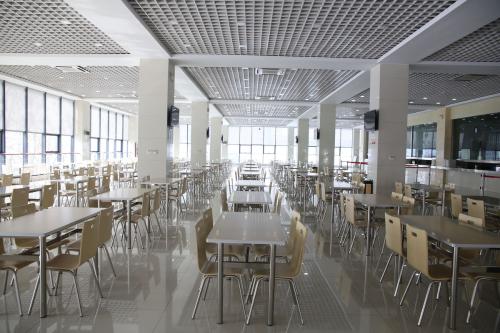 企業(yè)食堂承包給專(zhuān)業(yè)公司和自我管理有利有弊？