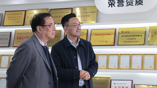 中國農(nóng)業(yè)科學(xué)院原院長、中國農(nóng)業(yè)國際合作促進(jìn)會(huì)名譽(yù)會(huì)長翟虎渠蒞臨托普云農(nóng)考察指導(dǎo)
