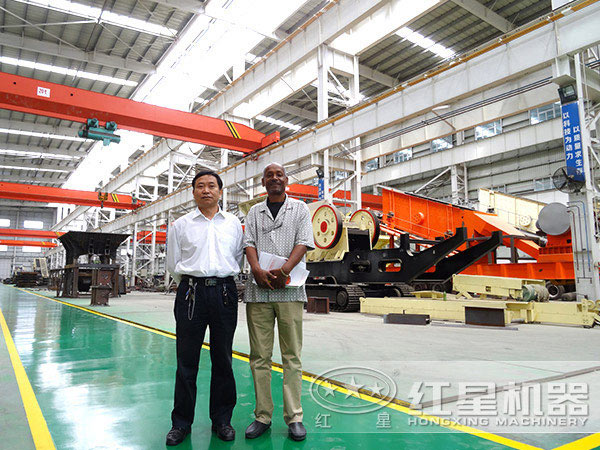 小型履帶移動(dòng)制砂機(jī)生產(chǎn)現(xiàn)場(chǎng) 小型履帶移動(dòng)制砂機(jī)生產(chǎn)現(xiàn)場(chǎng)