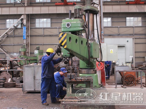 技術(shù)精湛的操作人員作業(yè)現(xiàn)場 技術(shù)精湛的操作人員作業(yè)現(xiàn)場