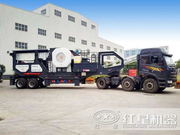 移動(dòng)顎式破碎機(jī)發(fā)貨現(xiàn)場