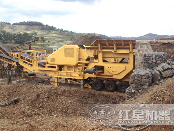 進(jìn)入到原料場(chǎng)地作業(yè)的車(chē)載流動(dòng)破石機(jī) 進(jìn)入到原料場(chǎng)地作業(yè)的車(chē)載流動(dòng)破石機(jī)