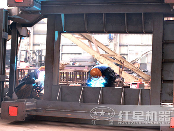 正在生產(chǎn)車(chē)載流動(dòng)破石機(jī)的作業(yè)人員 正在生產(chǎn)車(chē)載流動(dòng)破石機(jī)的作業(yè)人員