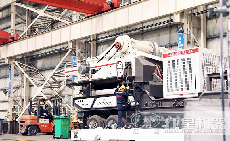 正在車間生產移動破的工人 正在車間生產移動破的工人