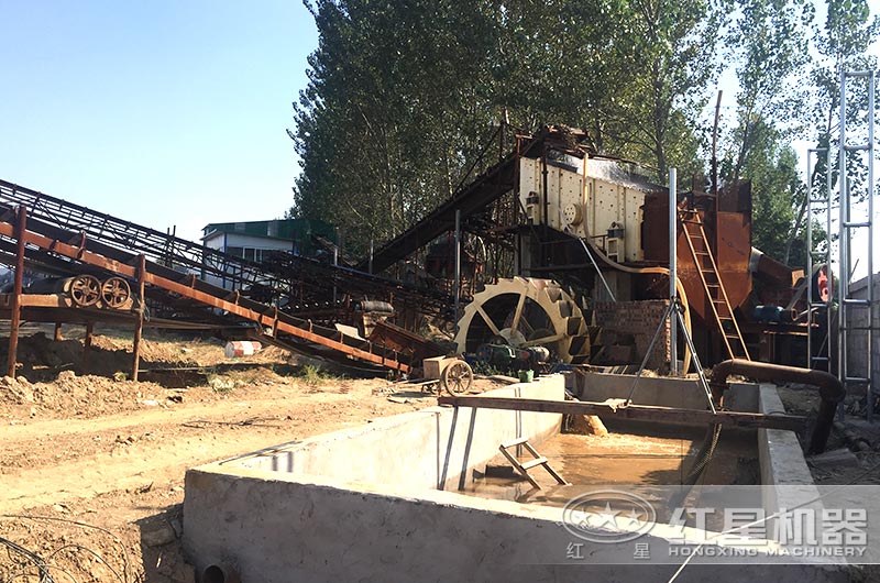 制砂、洗砂現(xiàn)場(chǎng)，污水沉淀，循環(huán)使用