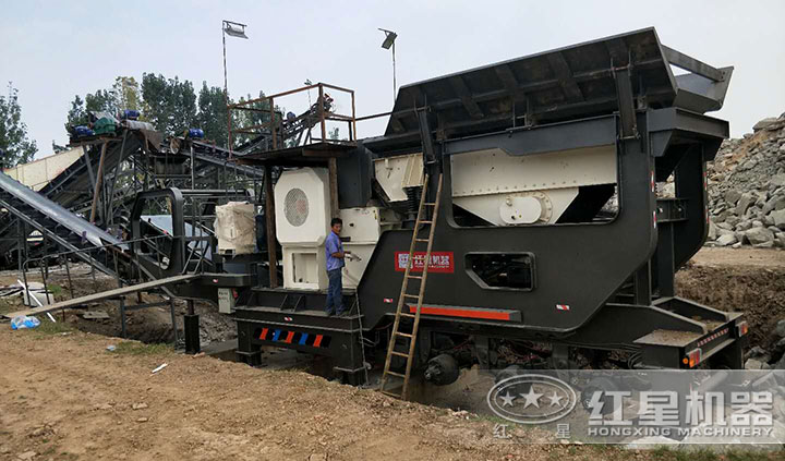 安裝就緒,即將投入生產的移動碎石機 安裝就緒,即將投入生產的移動碎石機