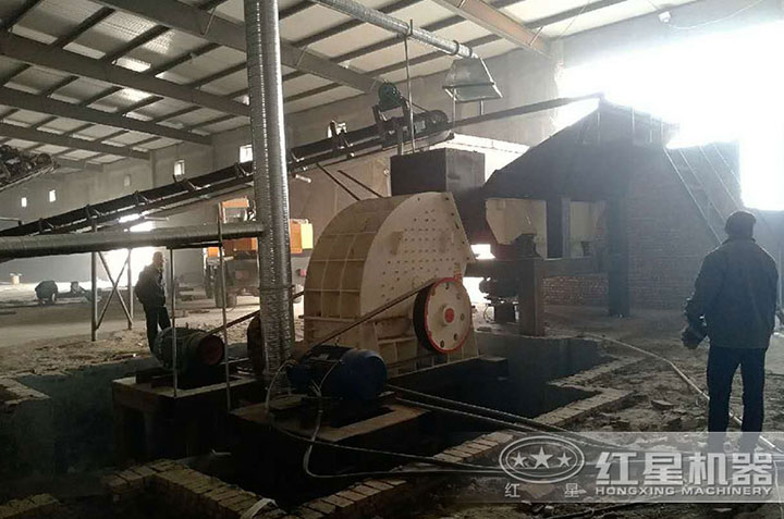 錘式破碎機(jī)現(xiàn)場 錘式破碎機(jī)現(xiàn)場