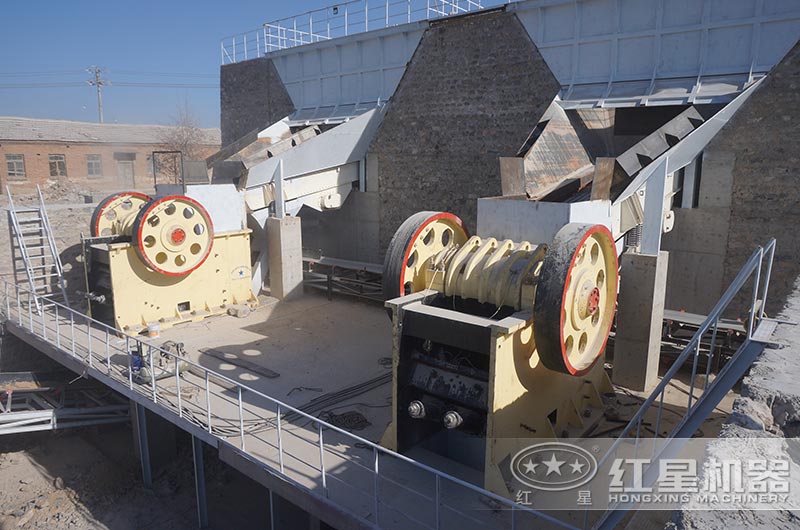 顎式破碎機生產現(xiàn)場