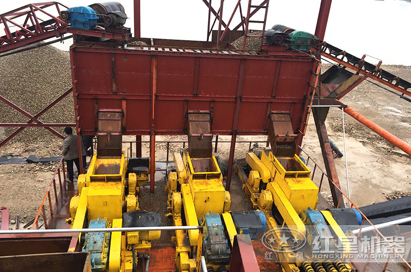 對輥制砂機(jī)作業(yè)現(xiàn)場