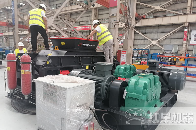 客戶來廠考察對輥制砂機(jī)設(shè)備 客戶來廠考察對輥制砂機(jī)設(shè)備